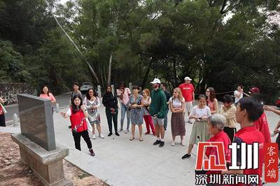 了解深圳融入社区 蛇口网谷组织20多名外籍居民游赤湾览古迹
